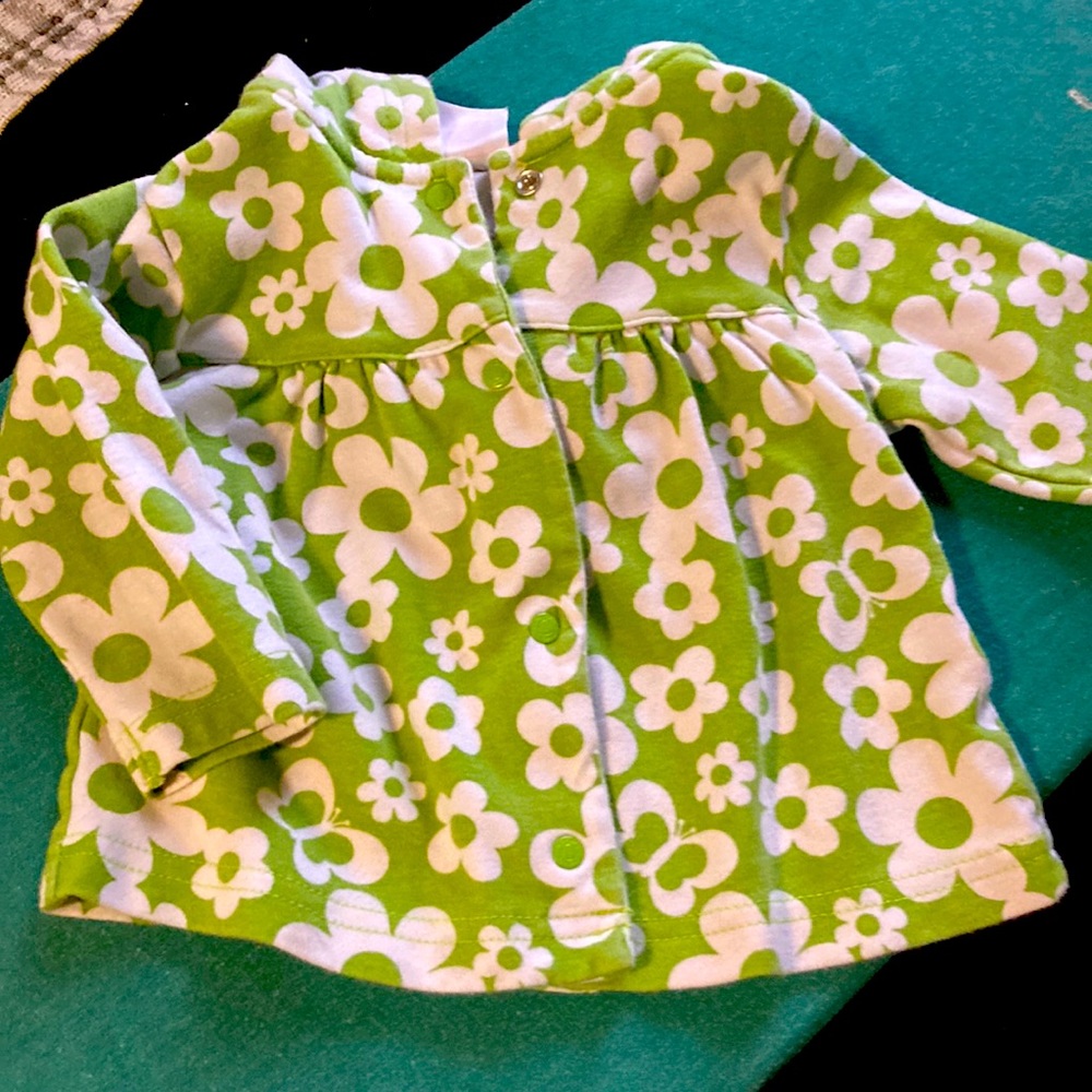 Adorable Little girl’s sweater size 6 months